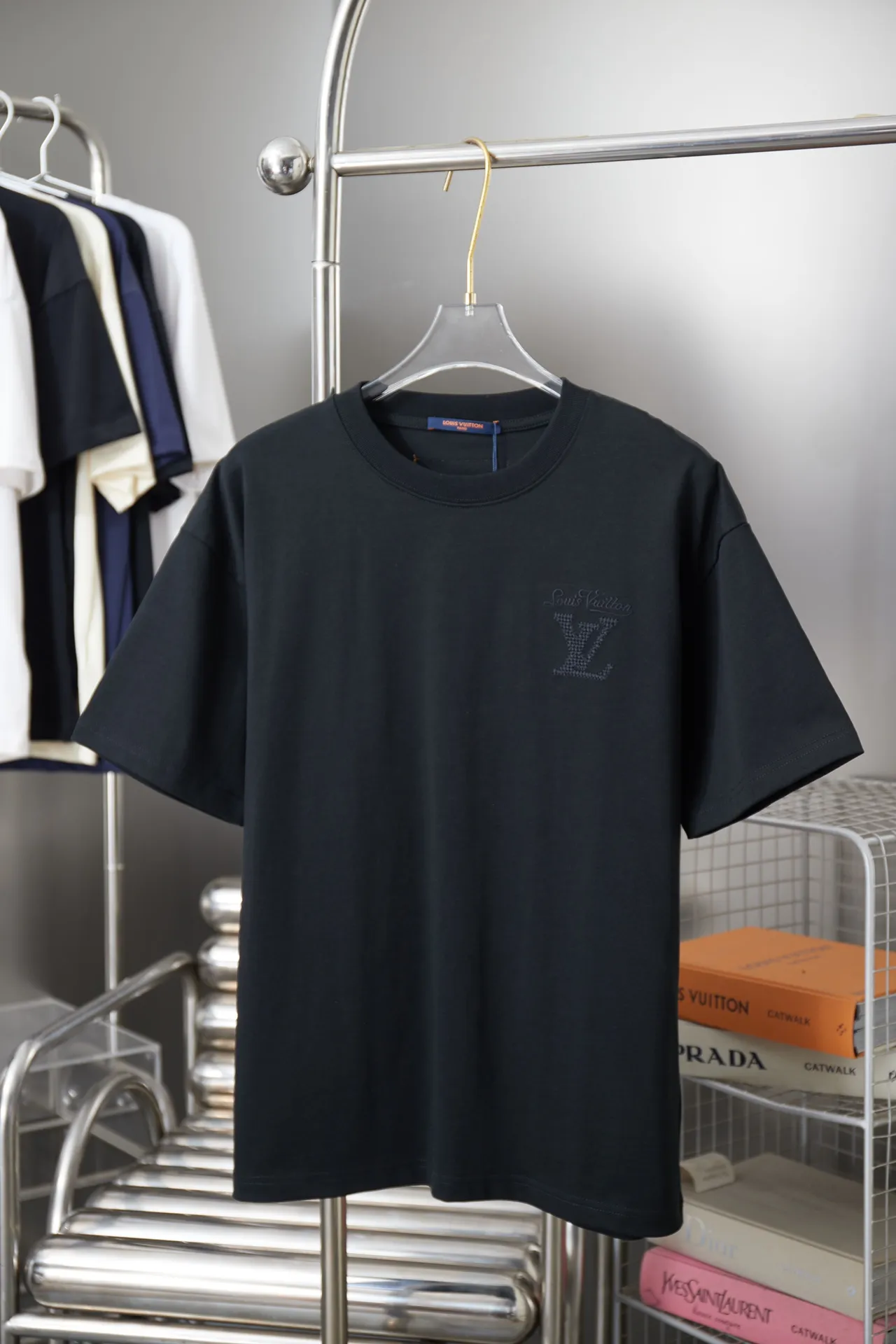 🅿️200 1V 25SS early spring new style short sleeves with embroidered letters, light luxury, a must-have item for daily commuting for men and women, correct version, welcome to compare, detailed features · 320 grams of 100% pure cotton double yarn jersey fabric · Special thickened 32 pieces of double yarn 1X1 thread in the same vat · Imported Tajima machine hollow embroidered letter logo. Ready-made garments are washed to make the embroidery softer · Double-needle sewing and cross-seam technology · Original main mark, washed tag, brand moisture-proof paper packaging Color: black/white Size: S/M/L/XL